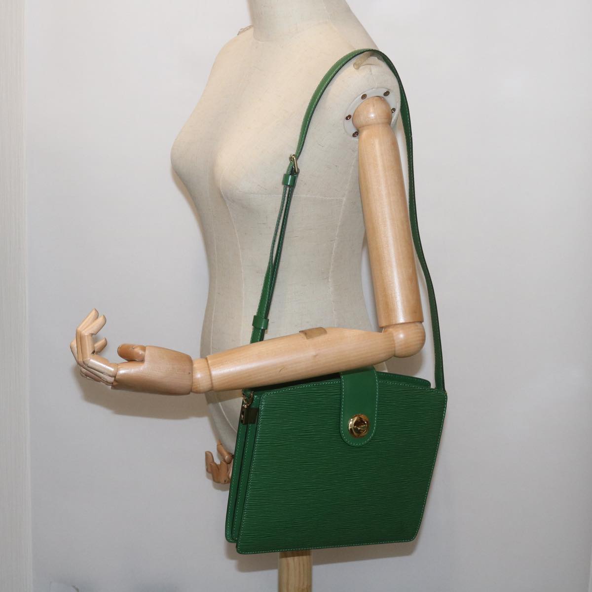 LOUIS VUITTON Epi Capucines Shoulder Bag Green M52344 LV Auth 67286