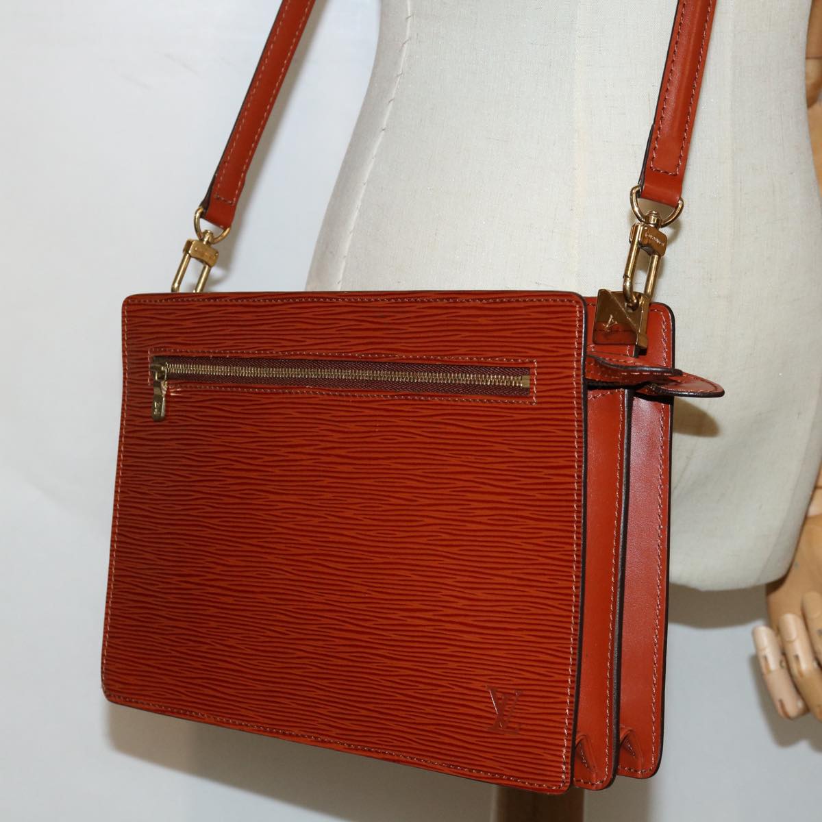 LOUIS VUITTON Epi Angian Clutch Bag Brown M52113 LV Auth 68112