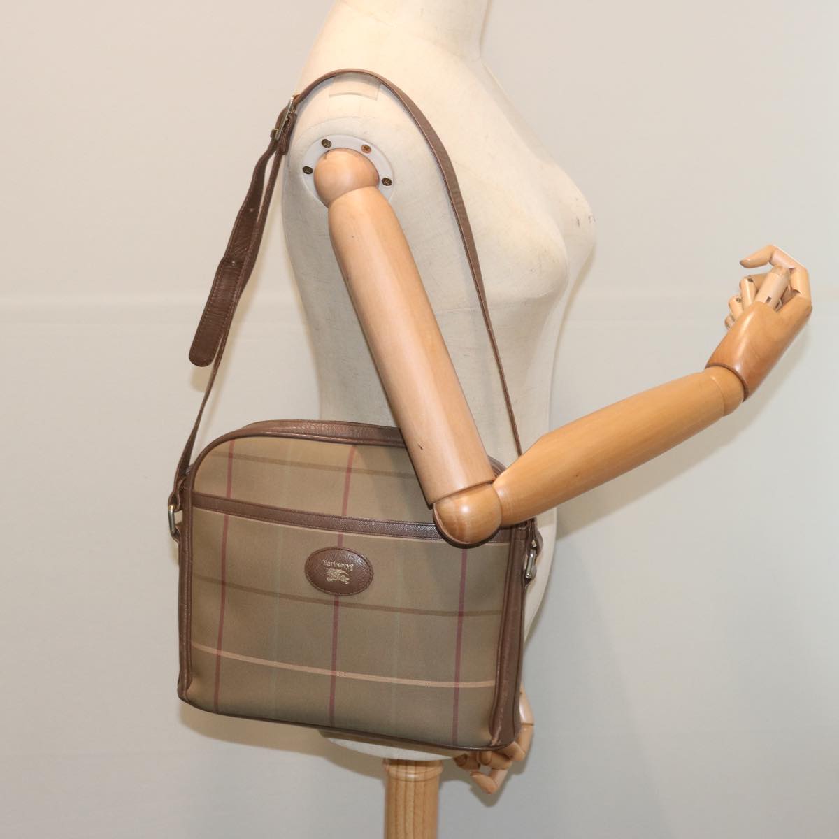 Burberrys Nova Check Shoulder Bag Canvas Beige Auth 69572