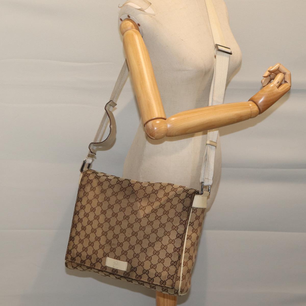 GUCCI GG Canvas Shoulder Bag Beige 146236 Auth 70400