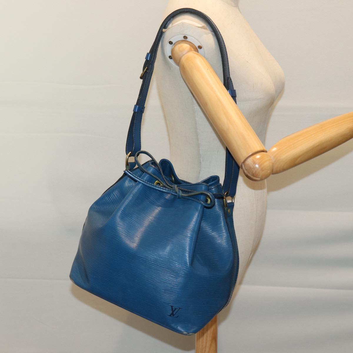 LOUIS VUITTON Epi Petit Noe Shoulder Bag Blue M44105 LV Auth 71774