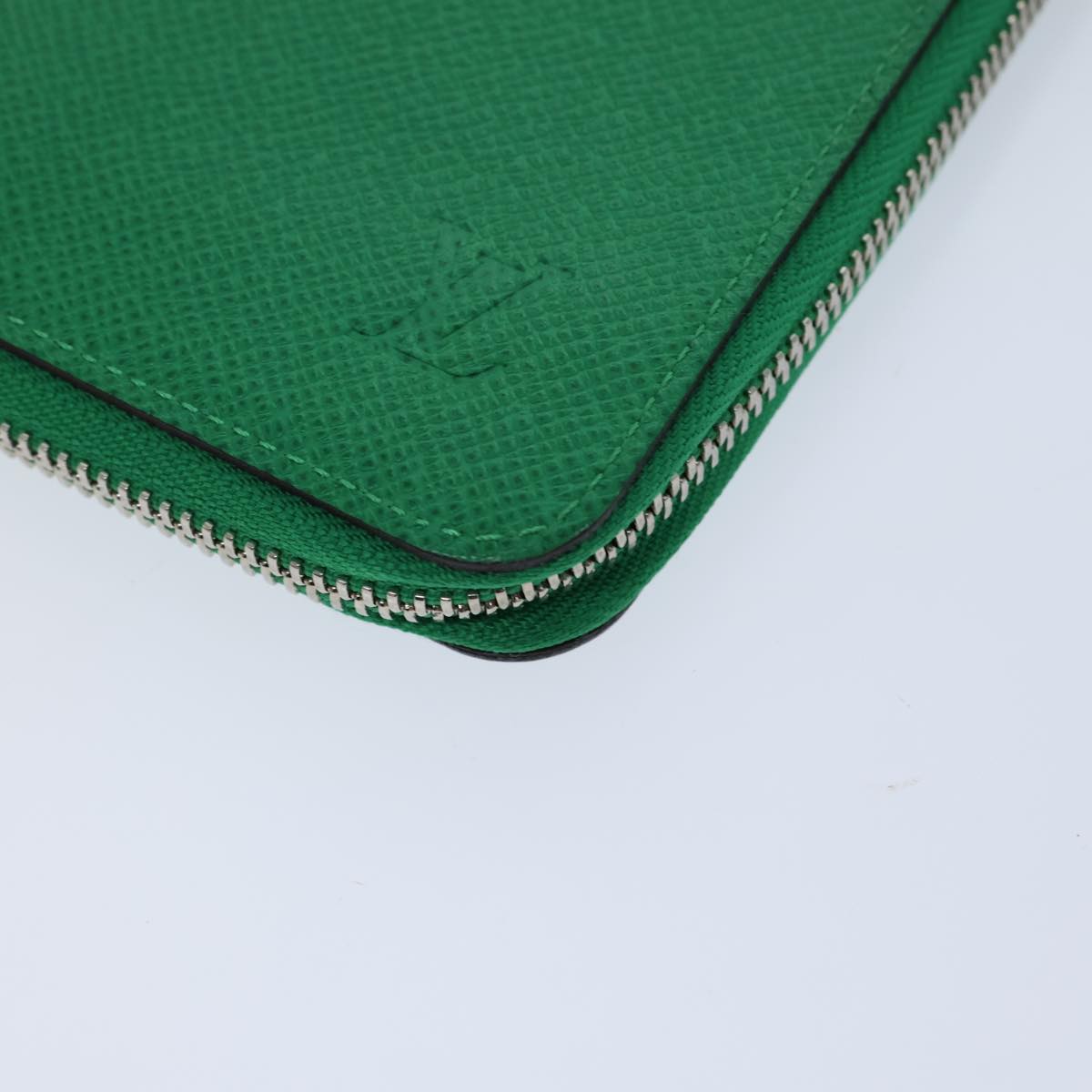 LOUIS VUITTON Taiga Zippy Wallet Vertical Long Wallet Green M32835 LV Auth 72914