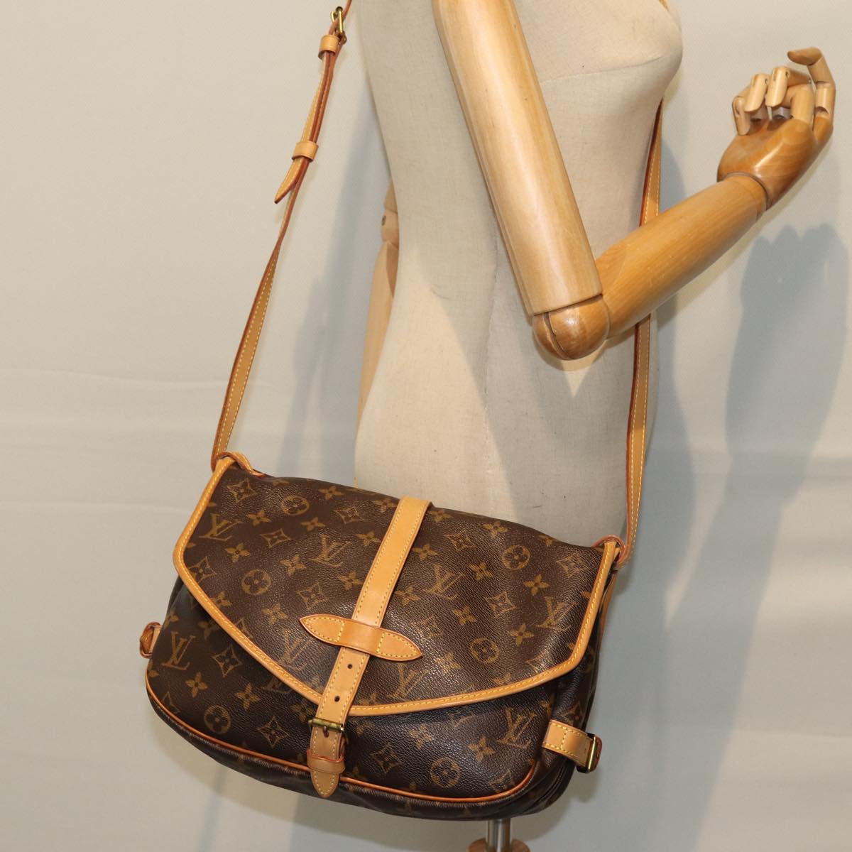 LOUIS VUITTON Monogram Saumur 30 Shoulder Bag M42256 LV Auth 72930