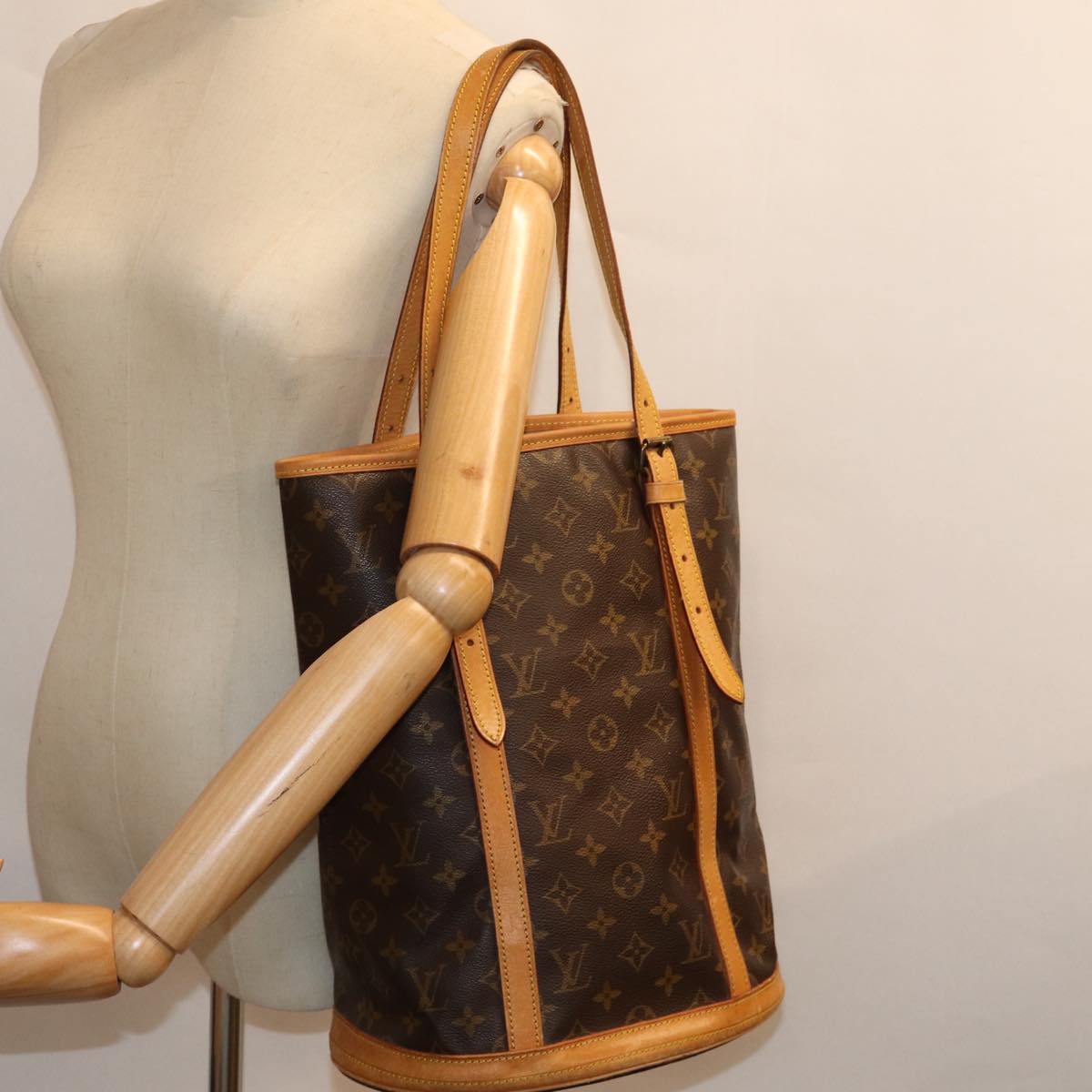 LOUIS VUITTON Monogram Bucket GM Shoulder Bag M42236 LV Auth 73306