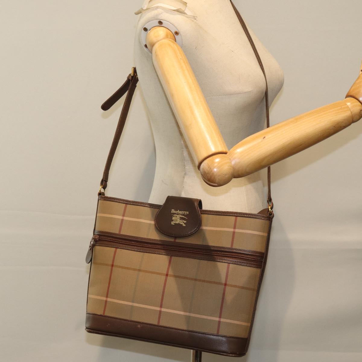 Burberrys Nova Check Shoulder Bag Canvas Beige Auth 76570