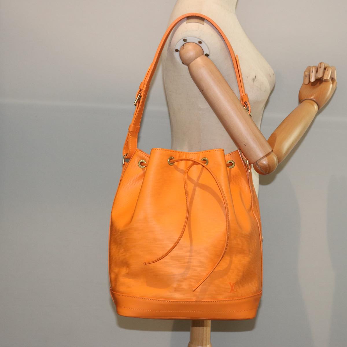 LOUIS VUITTON Epi Noe Shoulder Bag Orange Mandarin M5900H LV Auth 77300