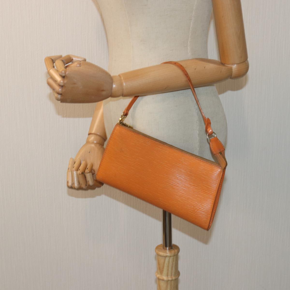 LOUIS VUITTON Epi Pochette Accessoires Pouch Orange Mandarin M5294H Auth 82026