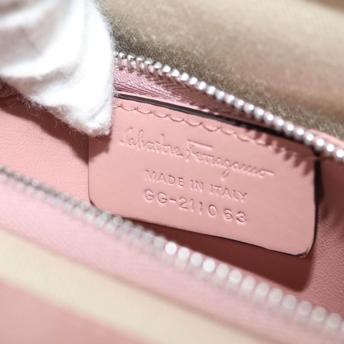 Salvatore Ferragamo Gancini Shoulder Bag Leather Pink Auth 84233AV