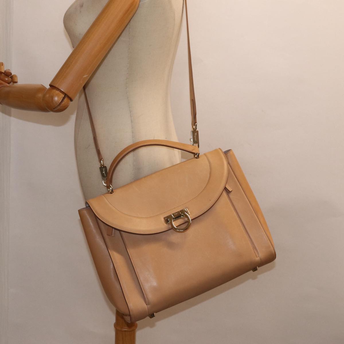 Salvatore Ferragamo Gancini Hand Bag Leather 2way Beige Auth 87663