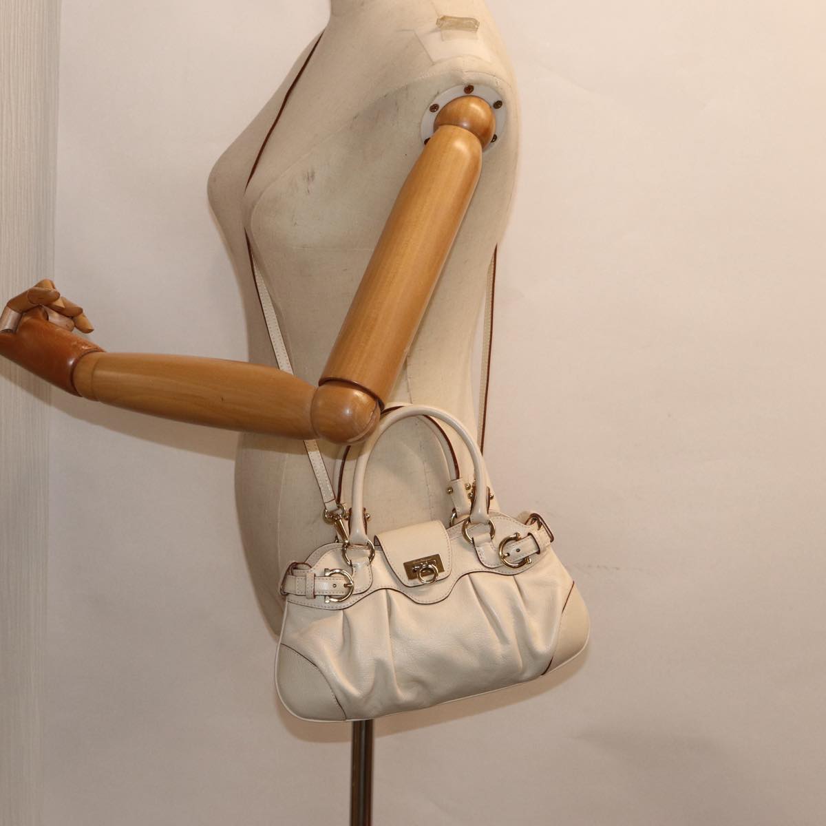 Salvatore Ferragamo Gancini Hand Bag Leather 2way White Auth 87666