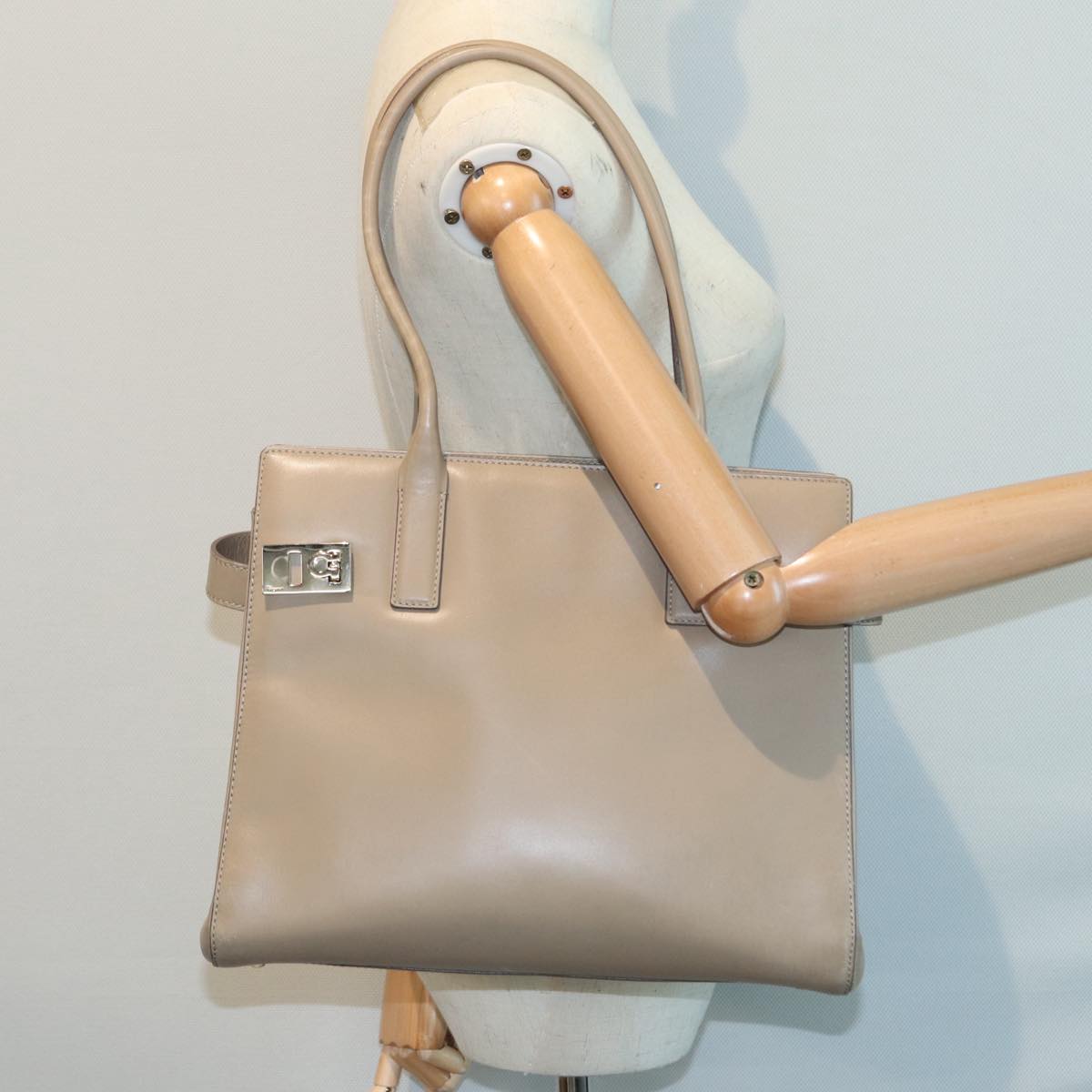 Salvatore Ferragamo Gancini Shoulder Bag Leather Beige Gold Auth 87768