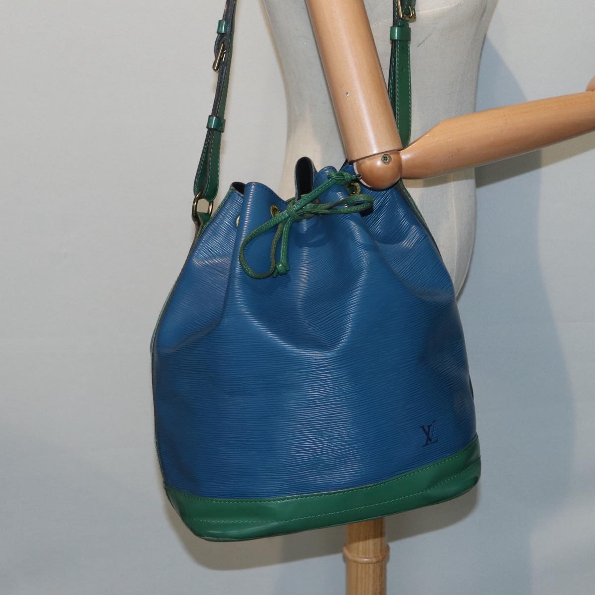 LOUIS VUITTON Epi Noe Shoulder Bag Bicolor Green Blue M44044 LV Auth 87794