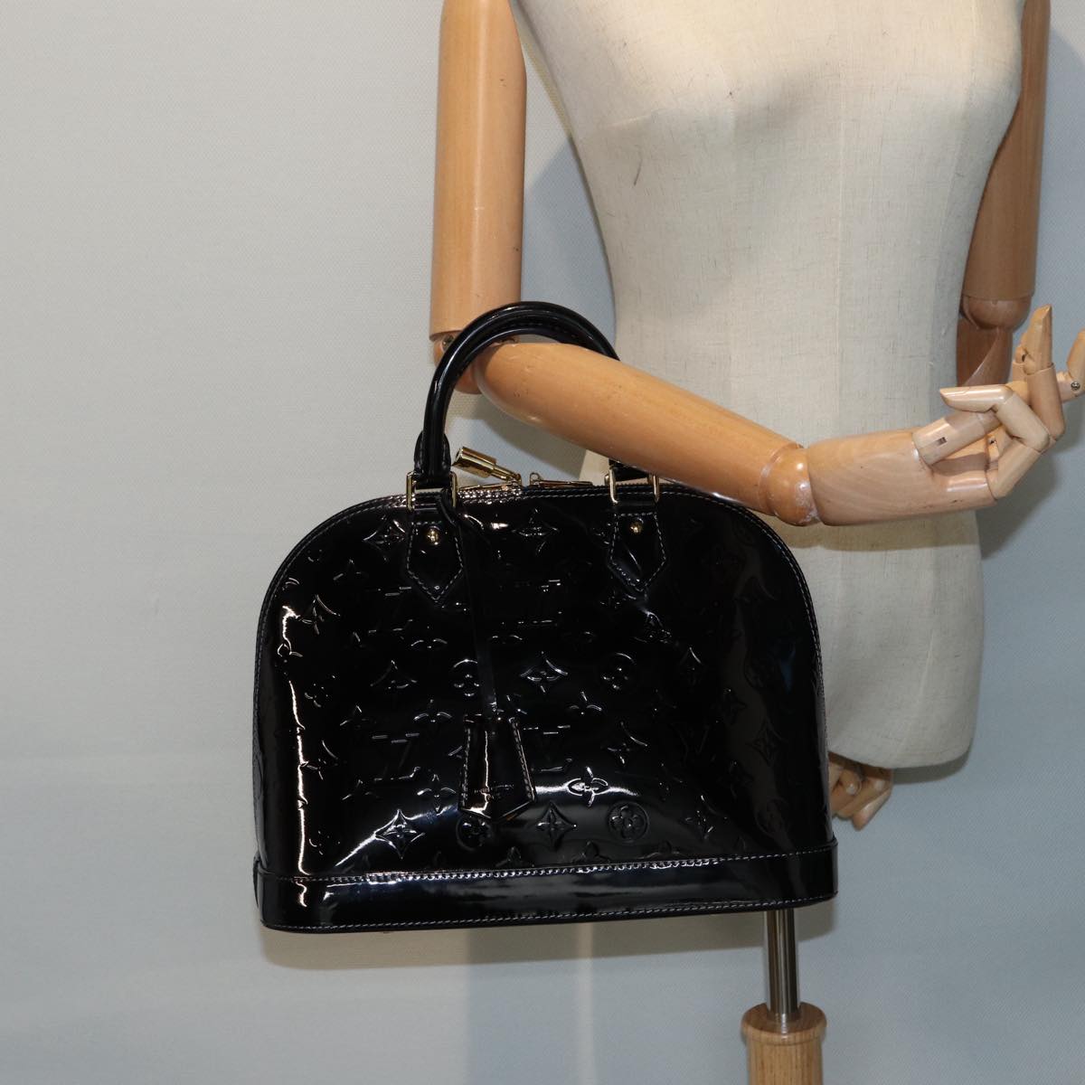 LOUIS VUITTON Monogram Vernis Alma PM Hand Bag Noir Manetic M90061 LV Auth 87987