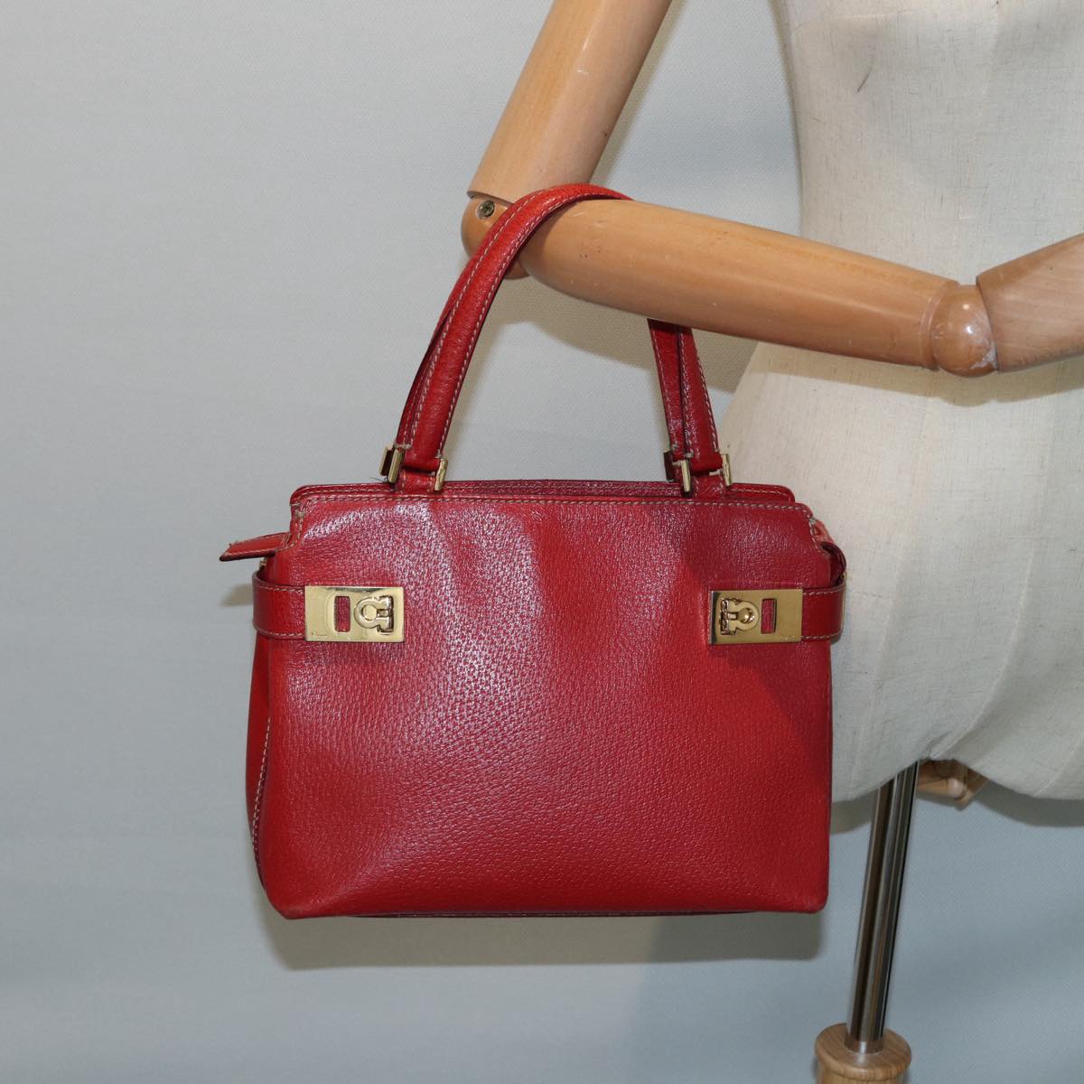 Salvatore Ferragamo Gancini Hand Bag Leather Red Gold Auth 88599