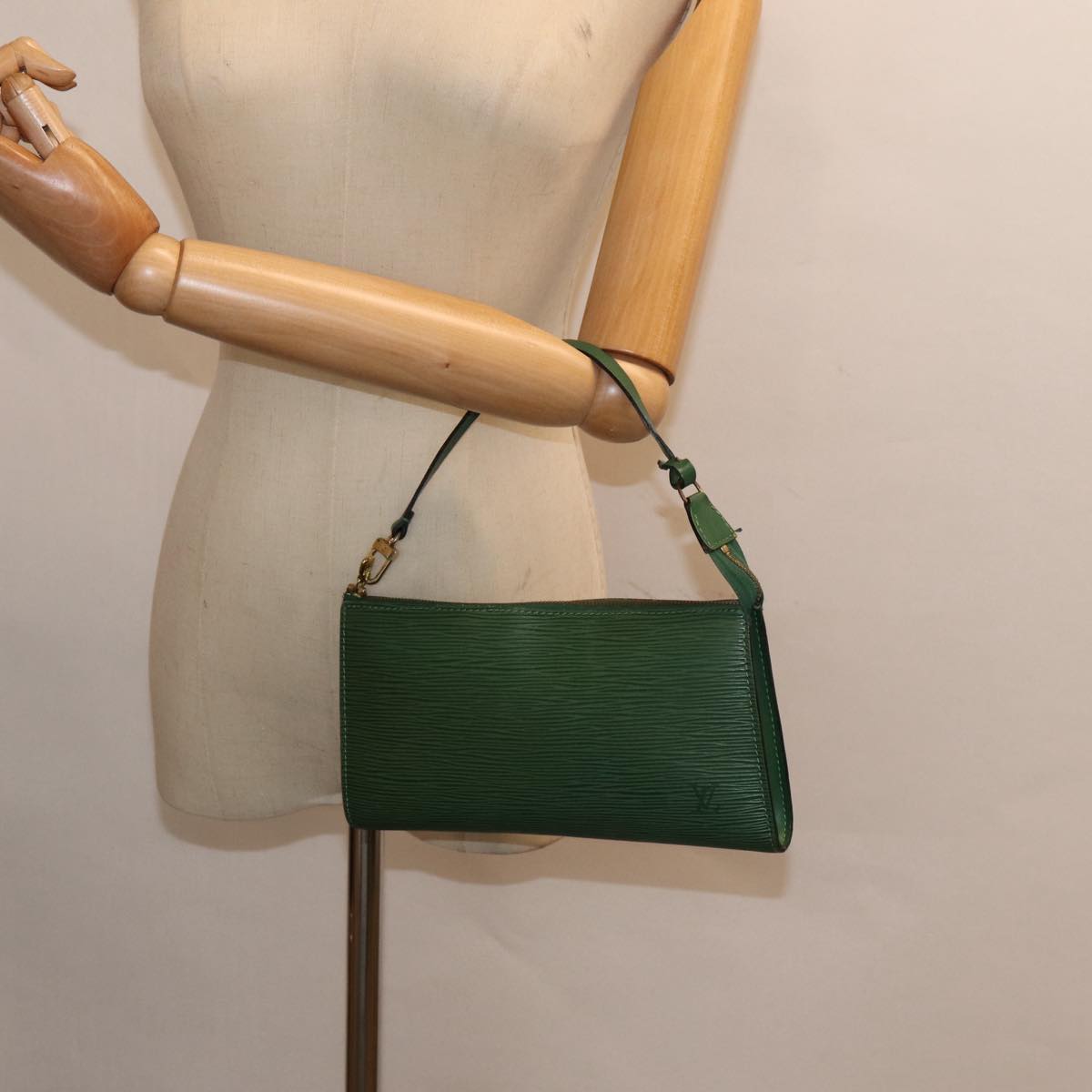 LOUIS VUITTON Epi Pochette Accessoires Pouch Green M52984 LV Auth 89101