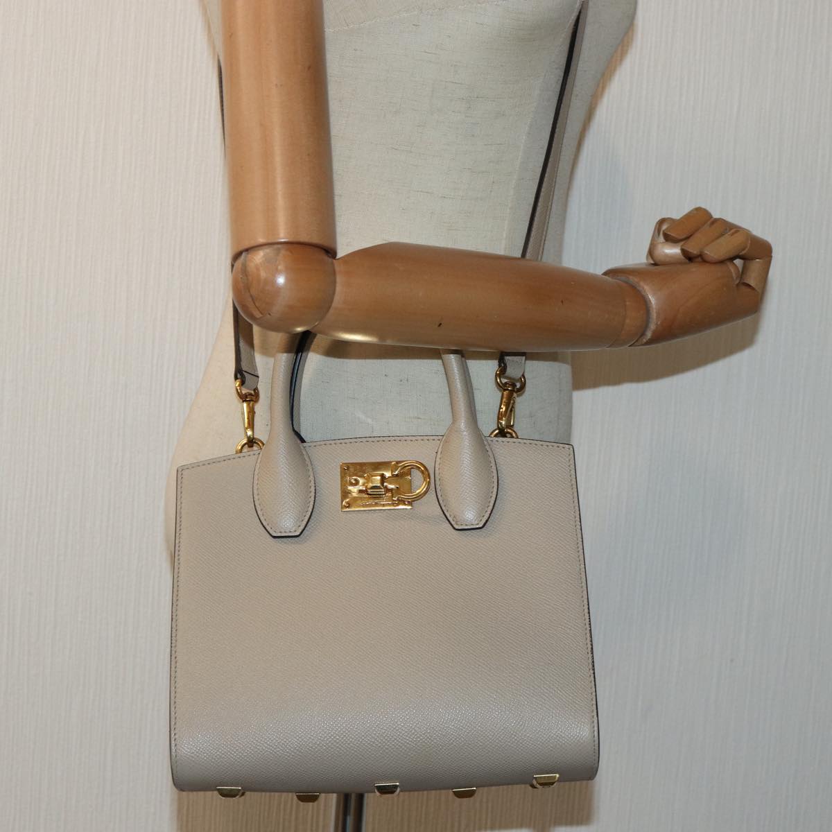 Salvatore Ferragamo Gancini Hand Bag Leather 2way Beige Gold Auth 89248A