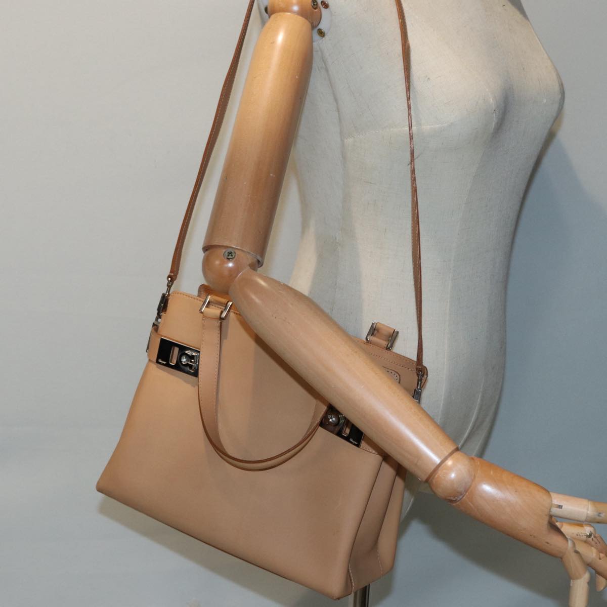 Salvatore Ferragamo Gancini Hand Bag Leather 2way Beige Gold Auth 89565