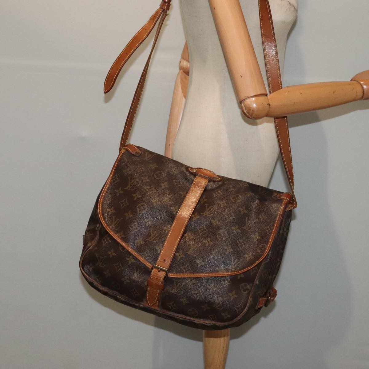 LOUIS VUITTON Monogram Saumur 35 Shoulder Bag M42254 LV Auth 89975