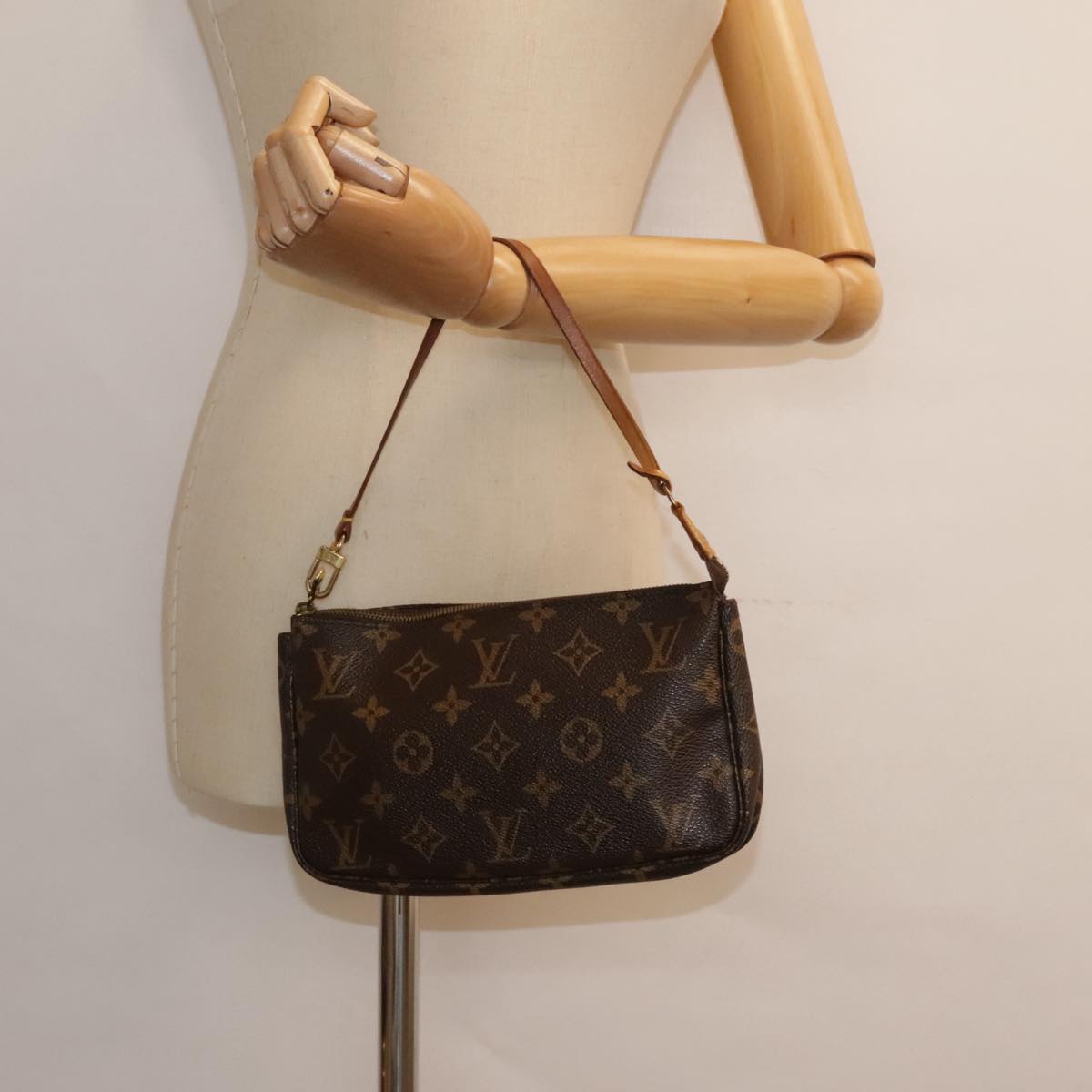 LOUIS VUITTON Monogram Pochette Accessoires Pouch M51980 LV Auth 90070