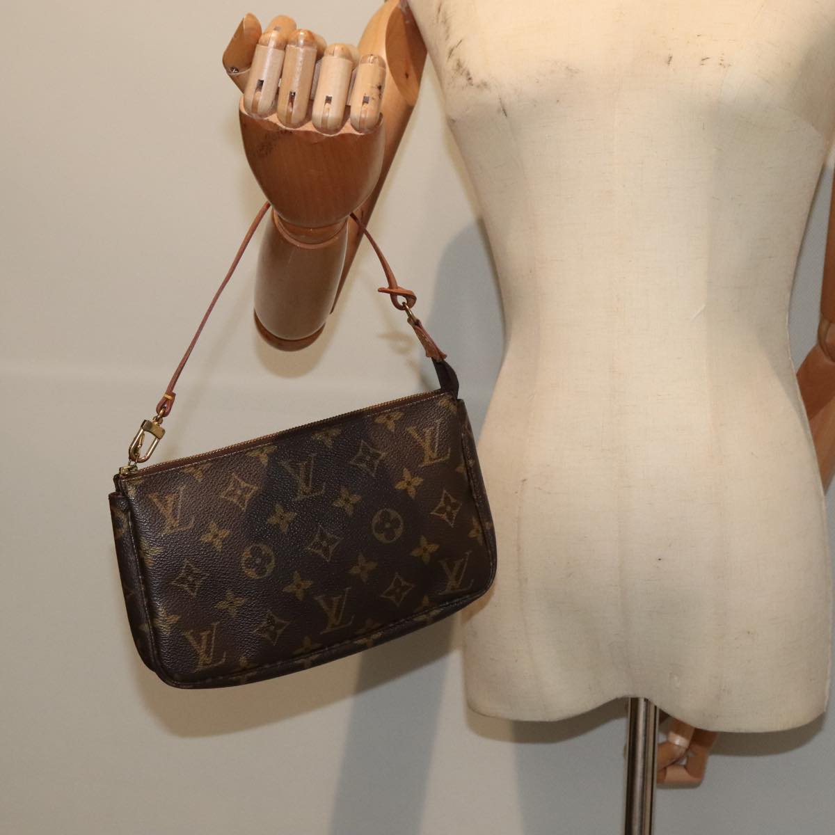 LOUIS VUITTON Monogram Pochette Accessoires Pouch M51980 LV Auth 90081