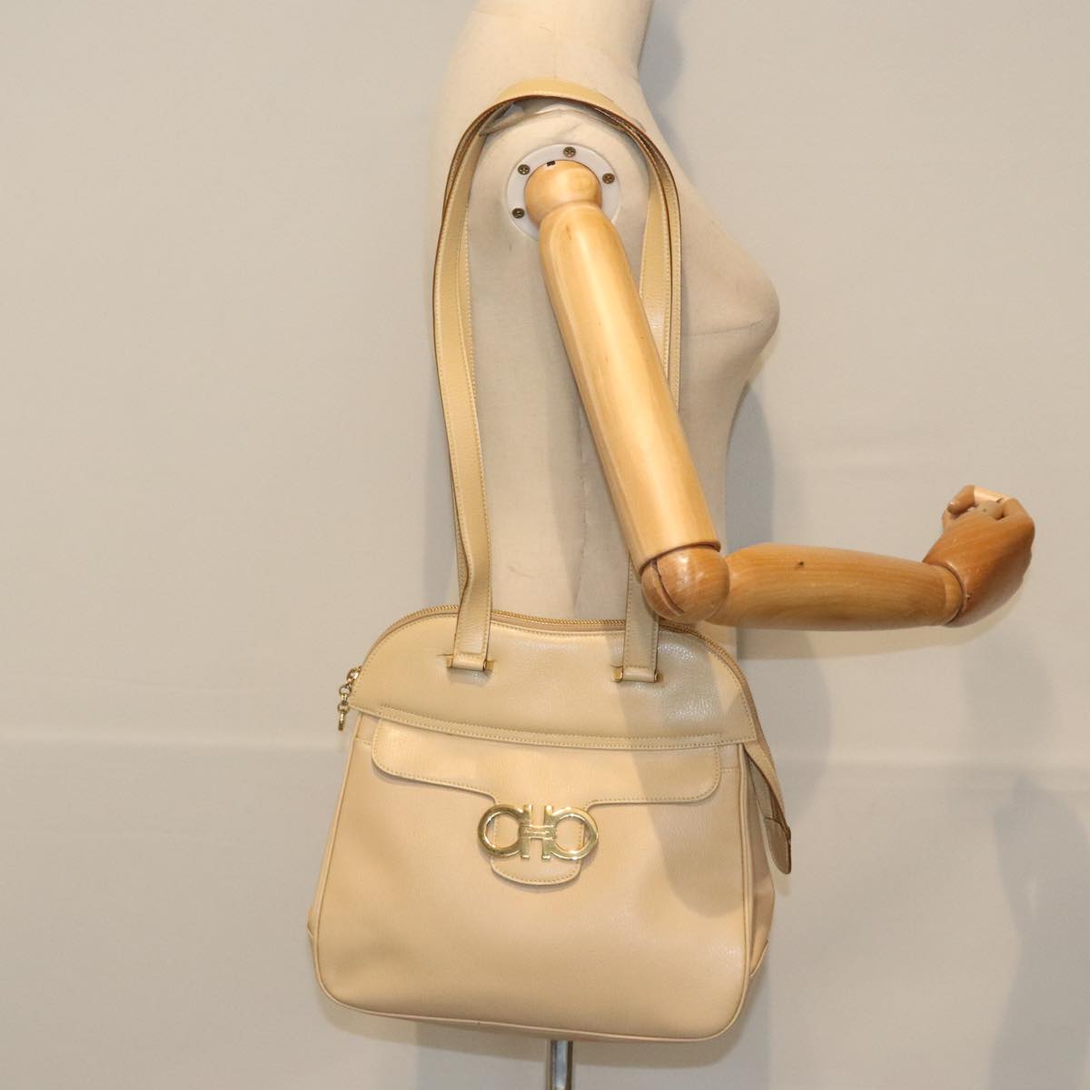 Salvatore Ferragamo Gancini Shoulder Bag Leather Beige Gold Auth 91285