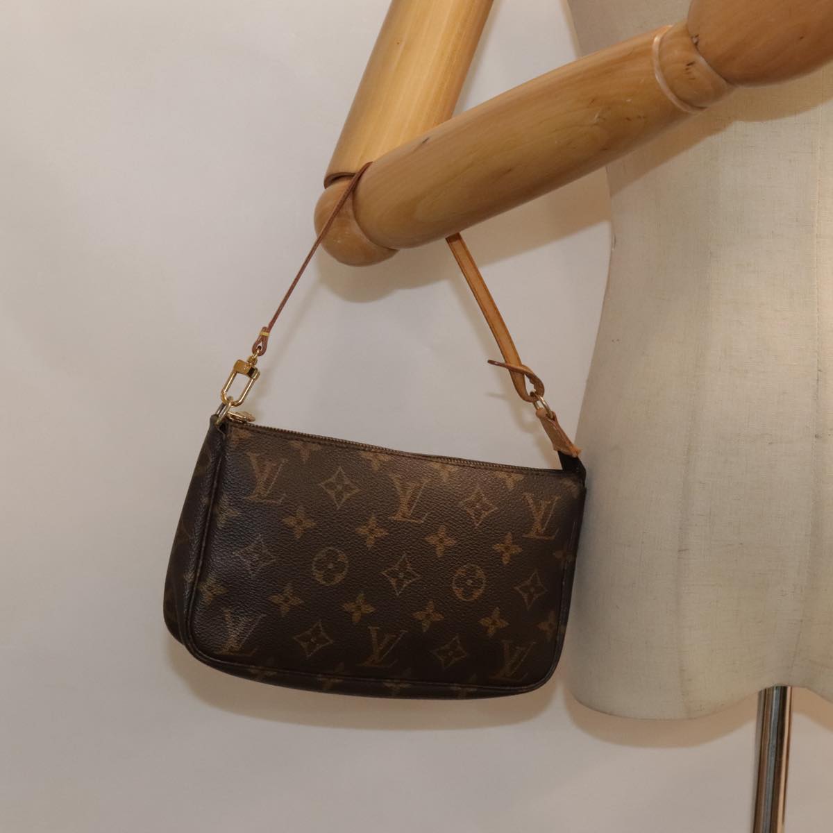 LOUIS VUITTON Monogram Pochette Accessoires Pouch M51980 LV Auth 91861