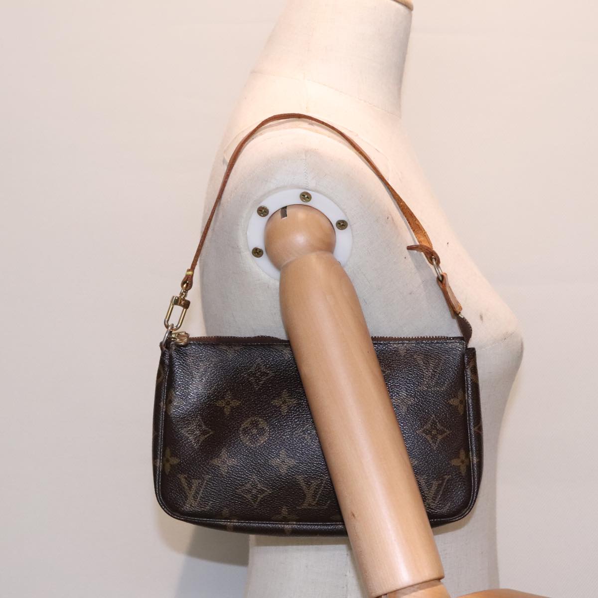 LOUIS VUITTON Monogram Pochette Accessoires Pouch M51980 LV Auth 91884