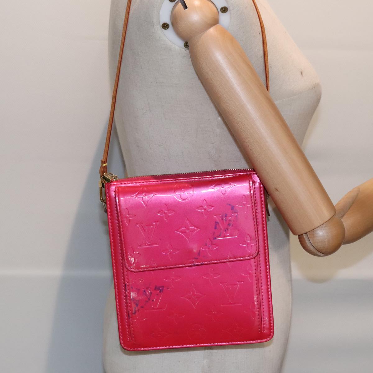 LOUIS VUITTON Monogram Vernis Motto Pouch Fuchsia Pink M91225 LV Auth 92928