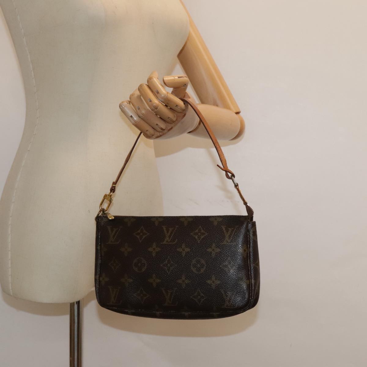 LOUIS VUITTON Monogram Pochette Accessoires Pouch M51980 LV Auth 93918