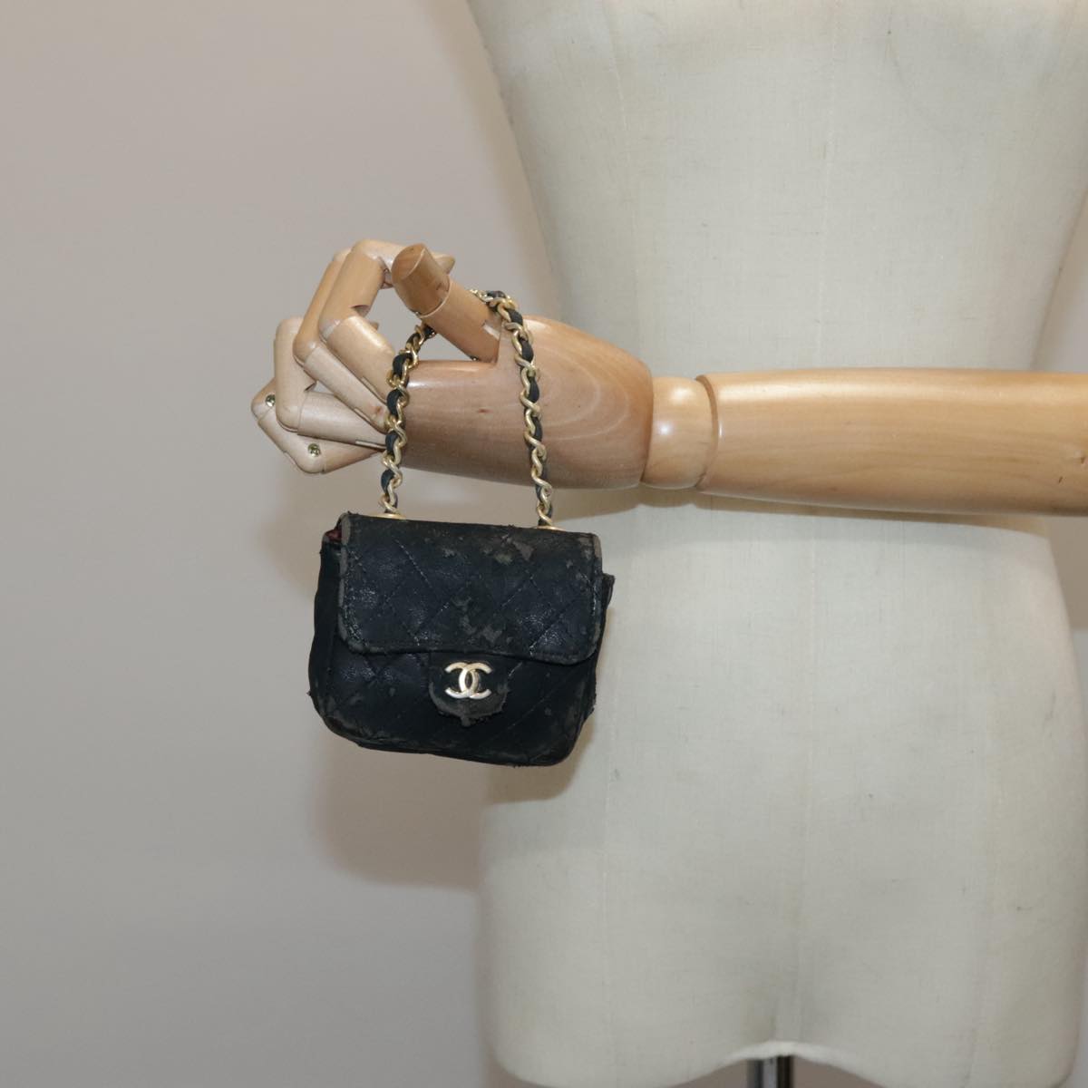 CHANEL Matelasse Chain Pouch Leather Black Gold CC Auth 94189