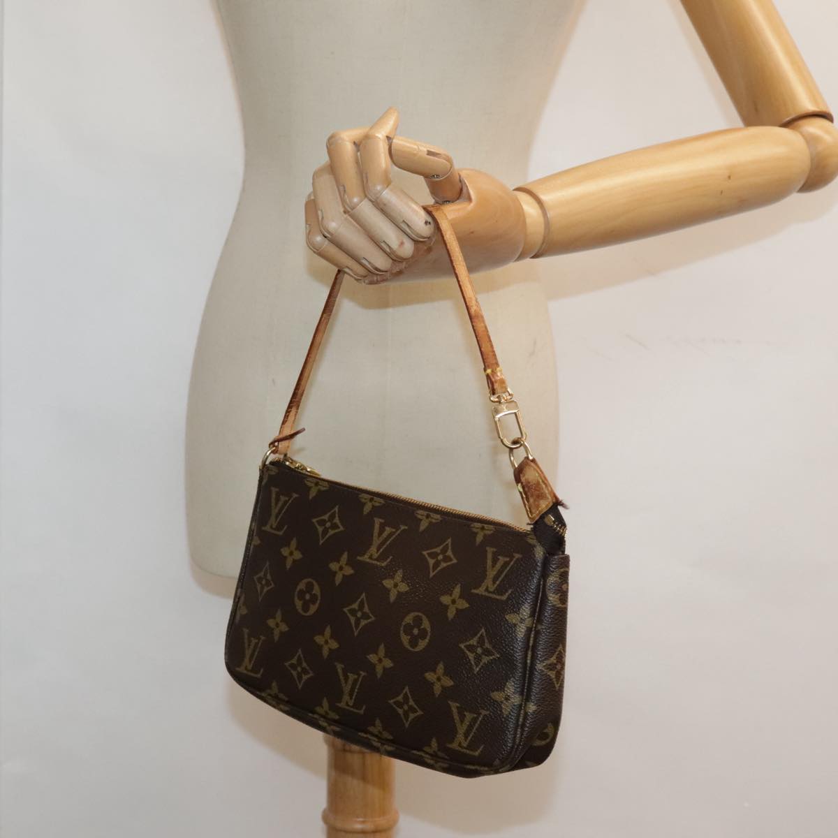 LOUIS VUITTON Monogram Pochette Accessoires Pouch M51980 LV Auth 94524