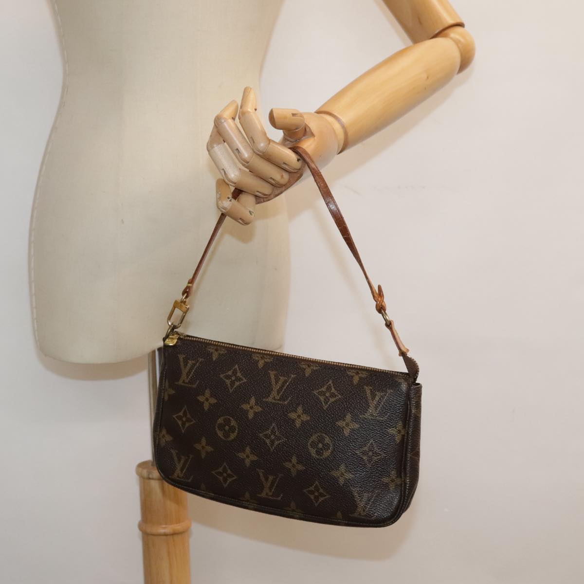 LOUIS VUITTON Monogram Pochette Accessoires Pouch M51980 LV Auth 94935