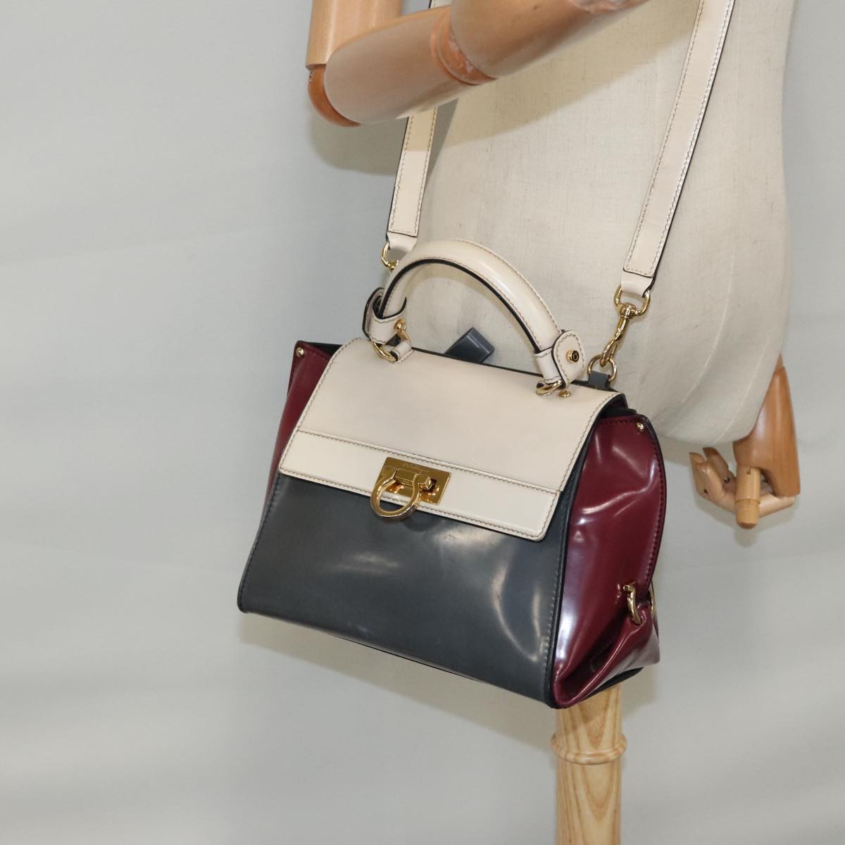 Salvatore Ferragamo Gancini Sofia Hand Bag Patent 2way Gray Gold Auth 94987