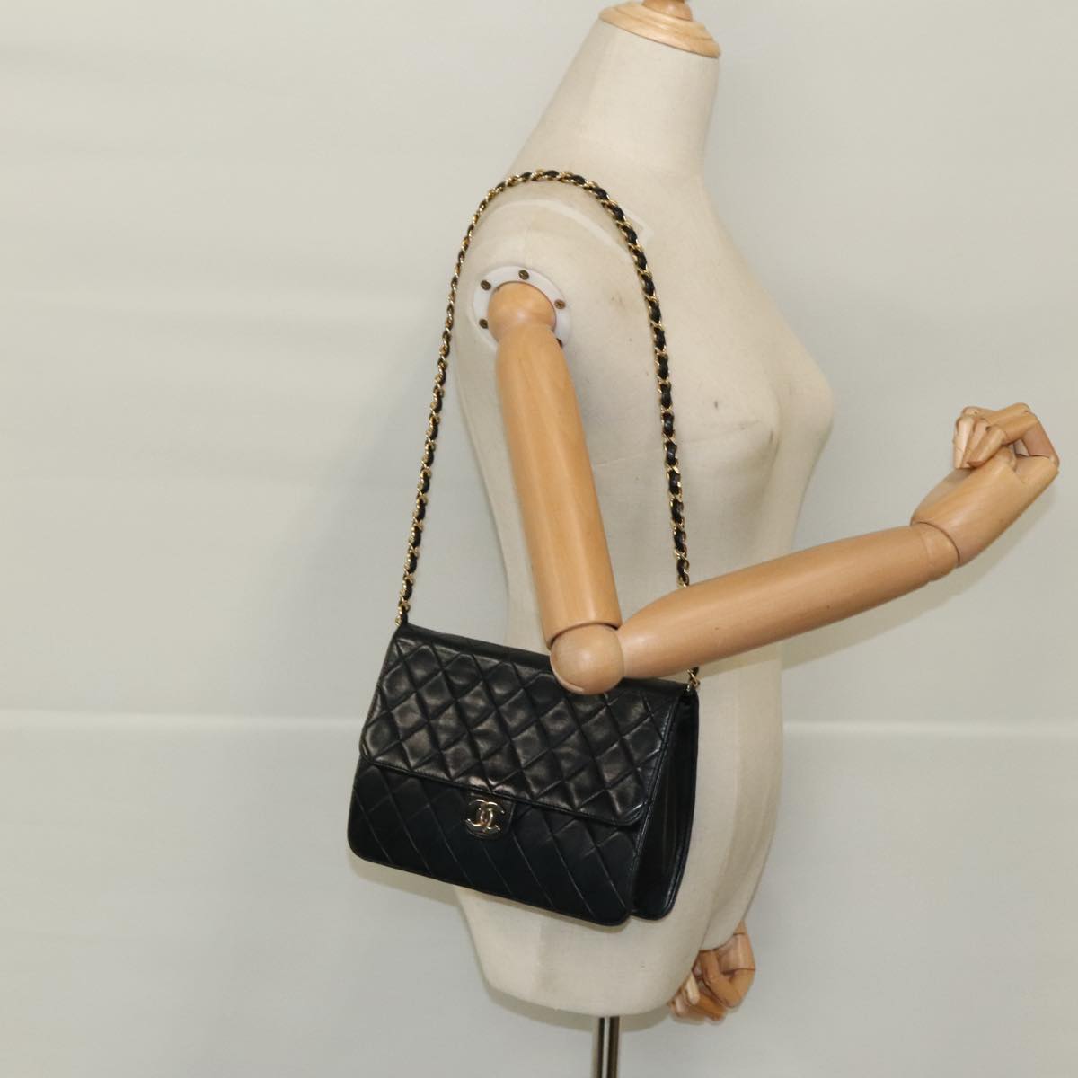 CHANEL Matelasse Chain Shoulder Bag Lamb Skin Navy Gold CC Auth 95722