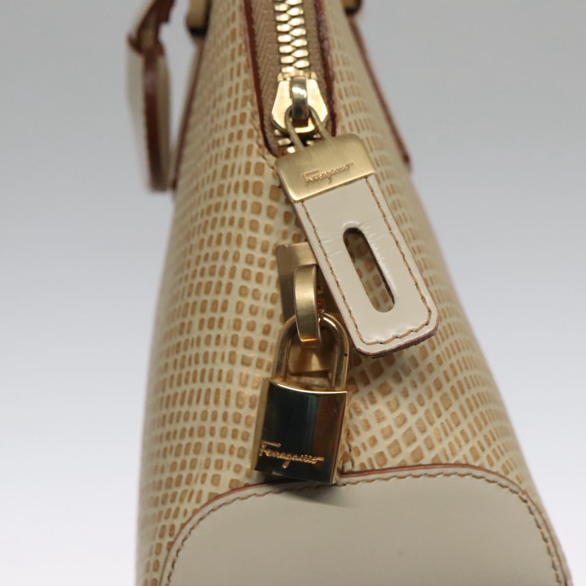 Salvatore Ferragamo Shoulder Bag Leather Beige Gold Auth 97072