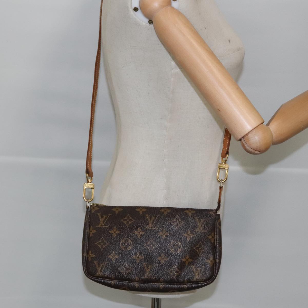 LOUIS VUITTON Monogram Pochette Accessoires Pouch M51980 LV Auth 97330