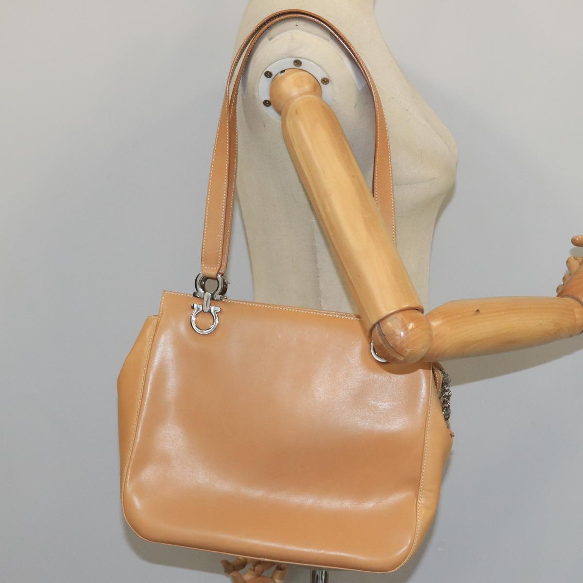 Salvatore Ferragamo Shoulder Bag Leather Beige Auth 97475