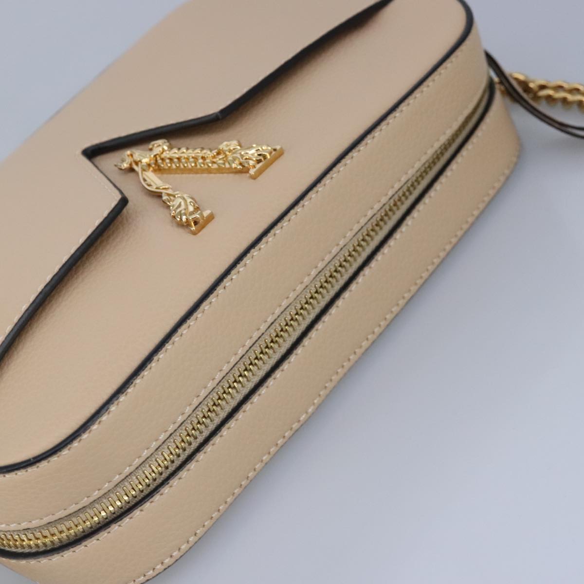 VERSACE Chain Shoulder Bag Leather Beige Gold Auth 99387