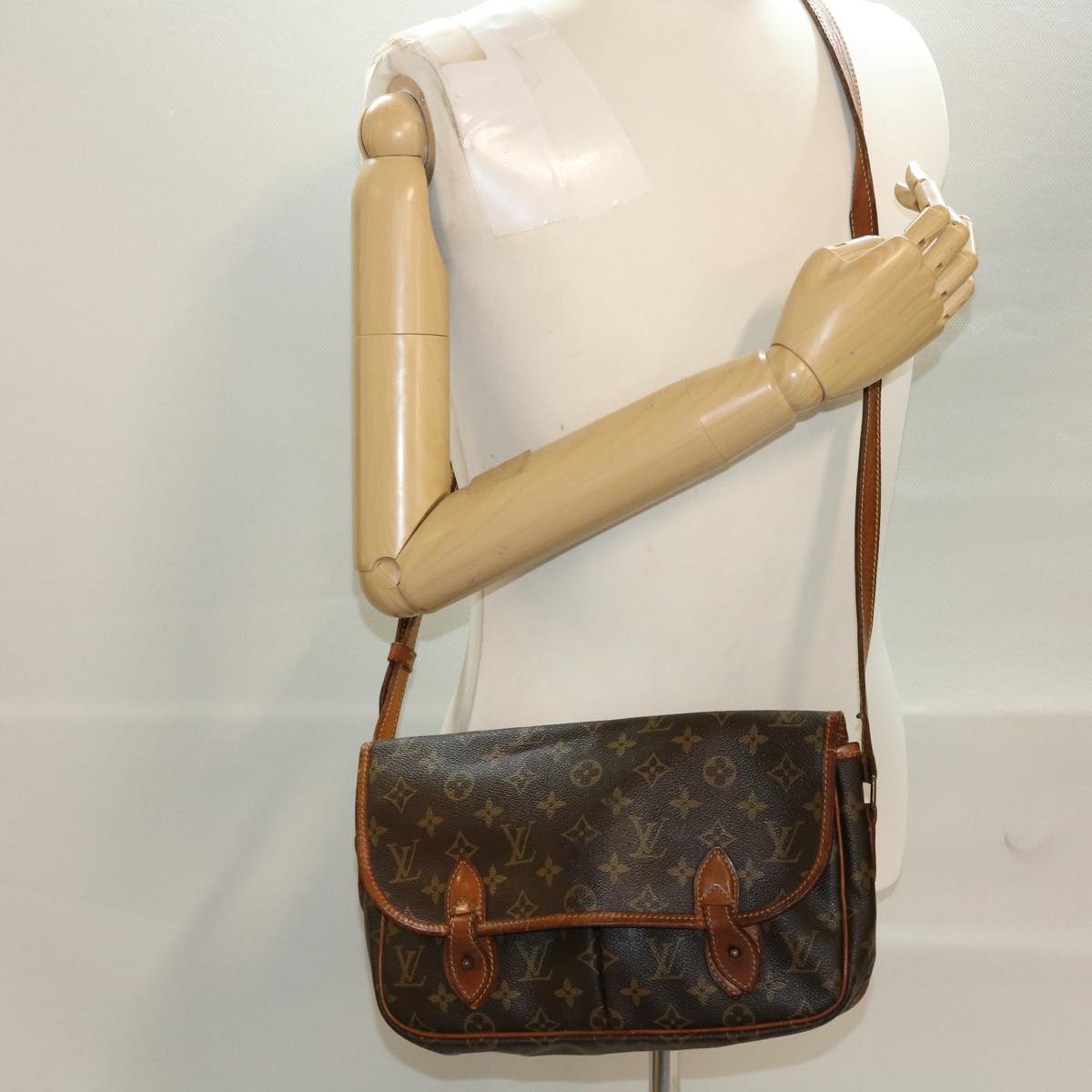 LOUIS VUITTON Monogram Gibeciere MM Shoulder Bag M42247 LV Auth am4560