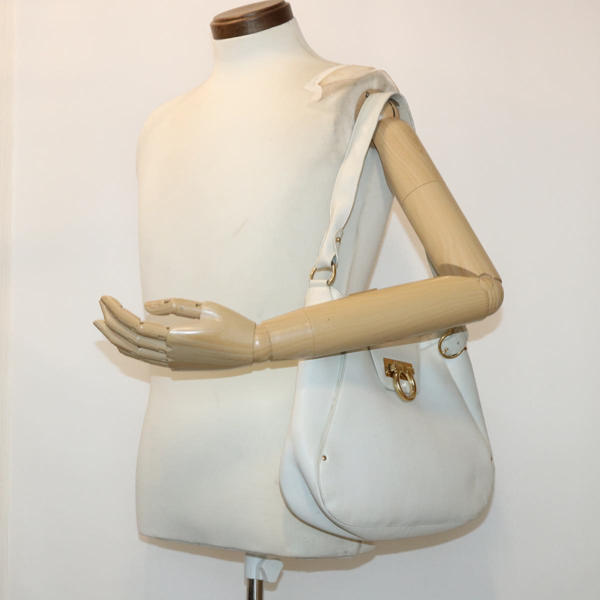 Salvatore Ferragamo Gancini Shoulder Bag Leather White AU-21/4407 Auth am4652