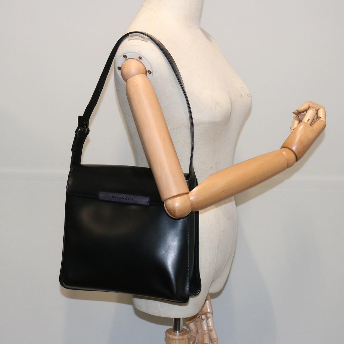 GIVENCHY Shoulder Bag Leather Black Auth am5639