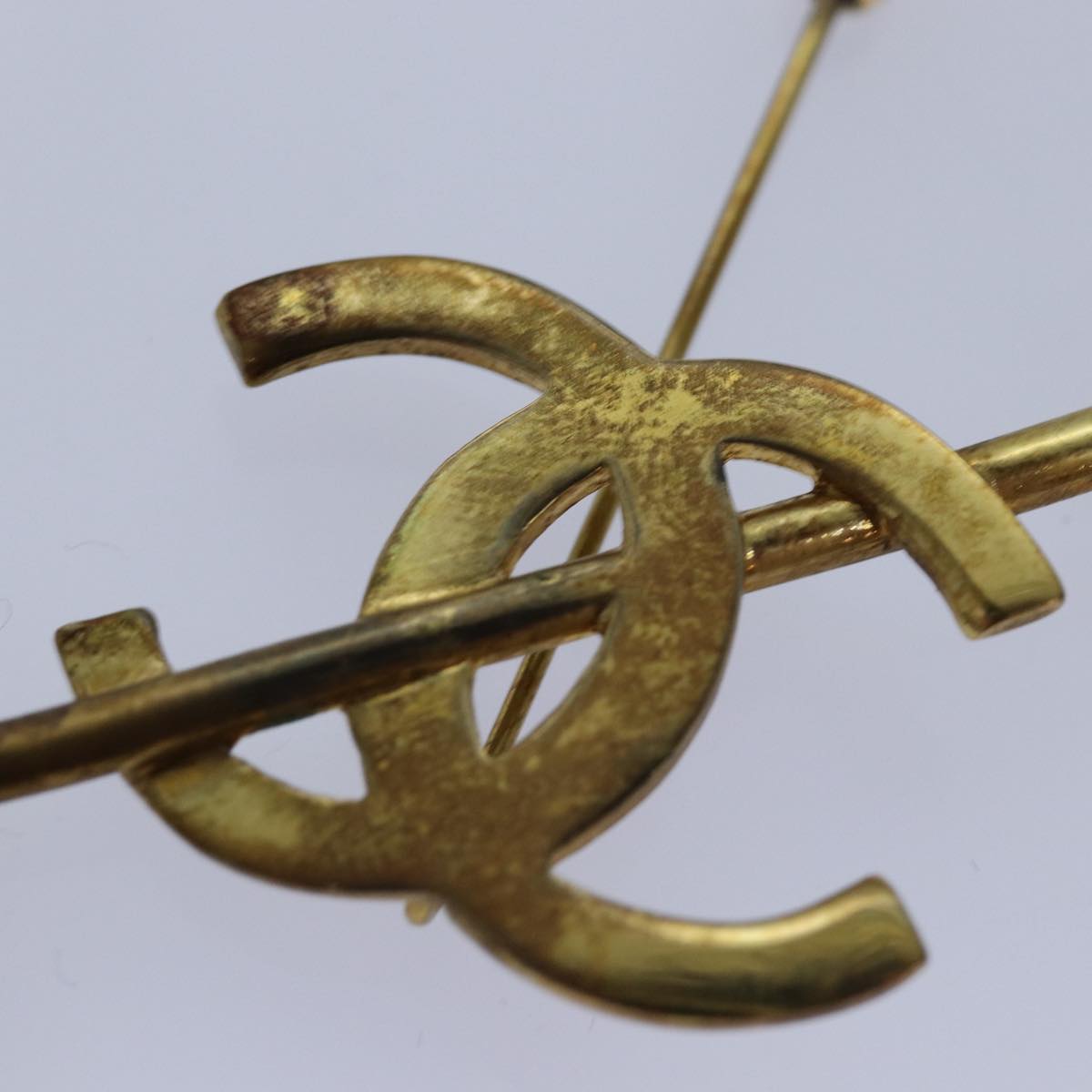 CHANEL arrow Brooch metal Gold CC Auth am6488