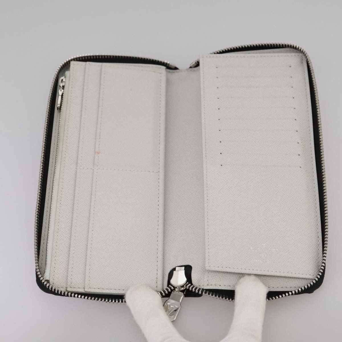 LOUIS VUITTON Taigalama Zippy Wallet Vertical Wallet White M30446 LV Auth am7452