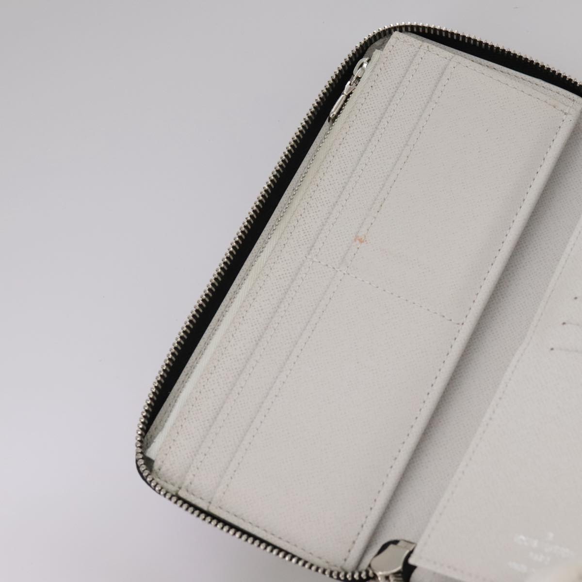 LOUIS VUITTON Taigalama Zippy Wallet Vertical Wallet White M30446 LV Auth am7452