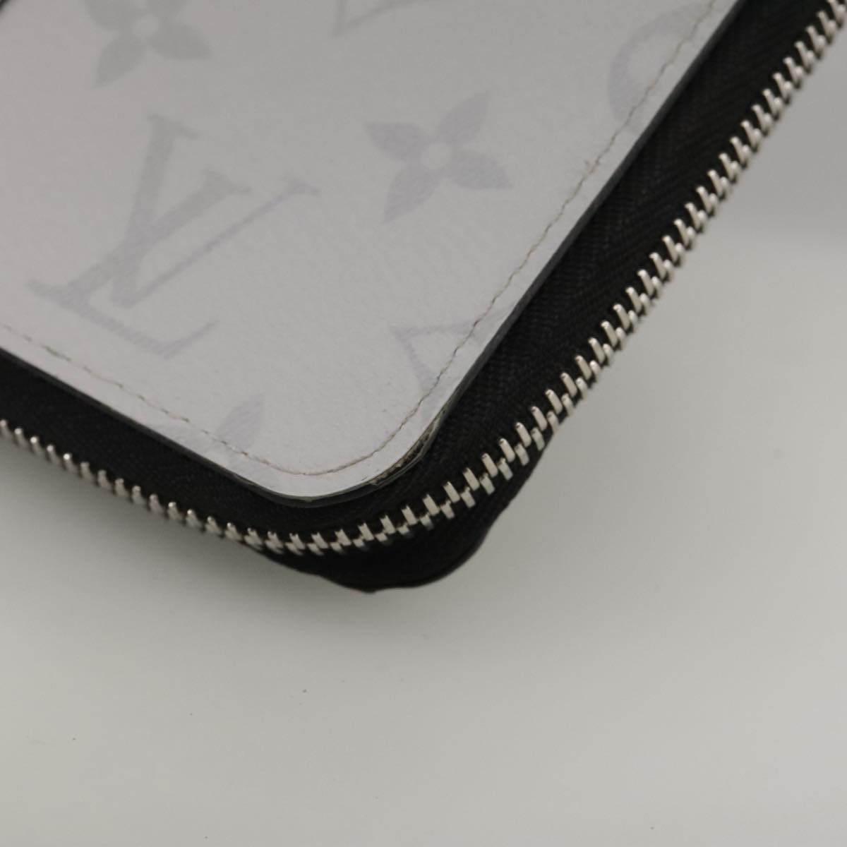 LOUIS VUITTON Taigalama Zippy Wallet Vertical Wallet White M30446 LV Auth am7452