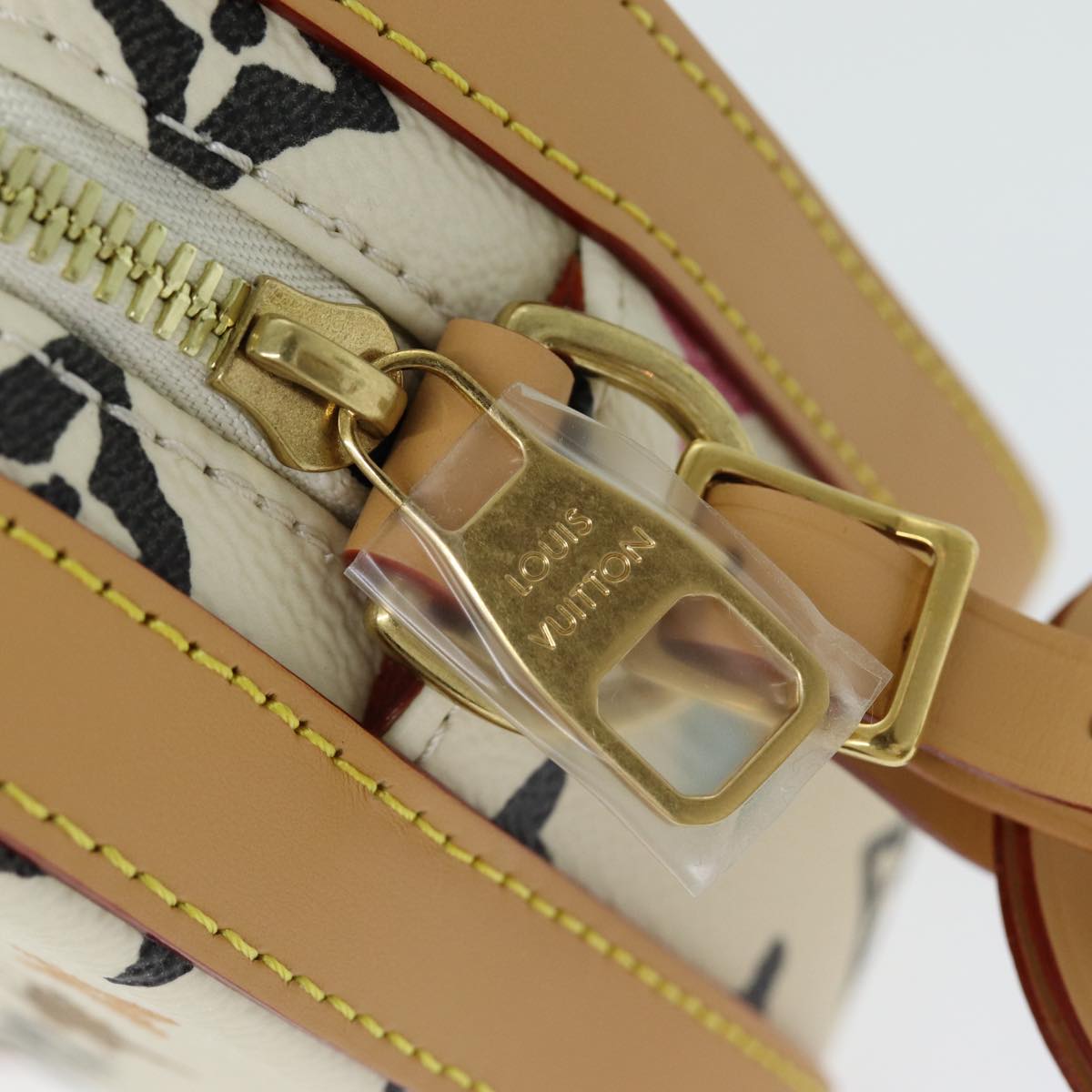 LOUIS VUITTON Craggy Envelope Messenger Isetan Open Only M25408 LV Auth ar12010SM