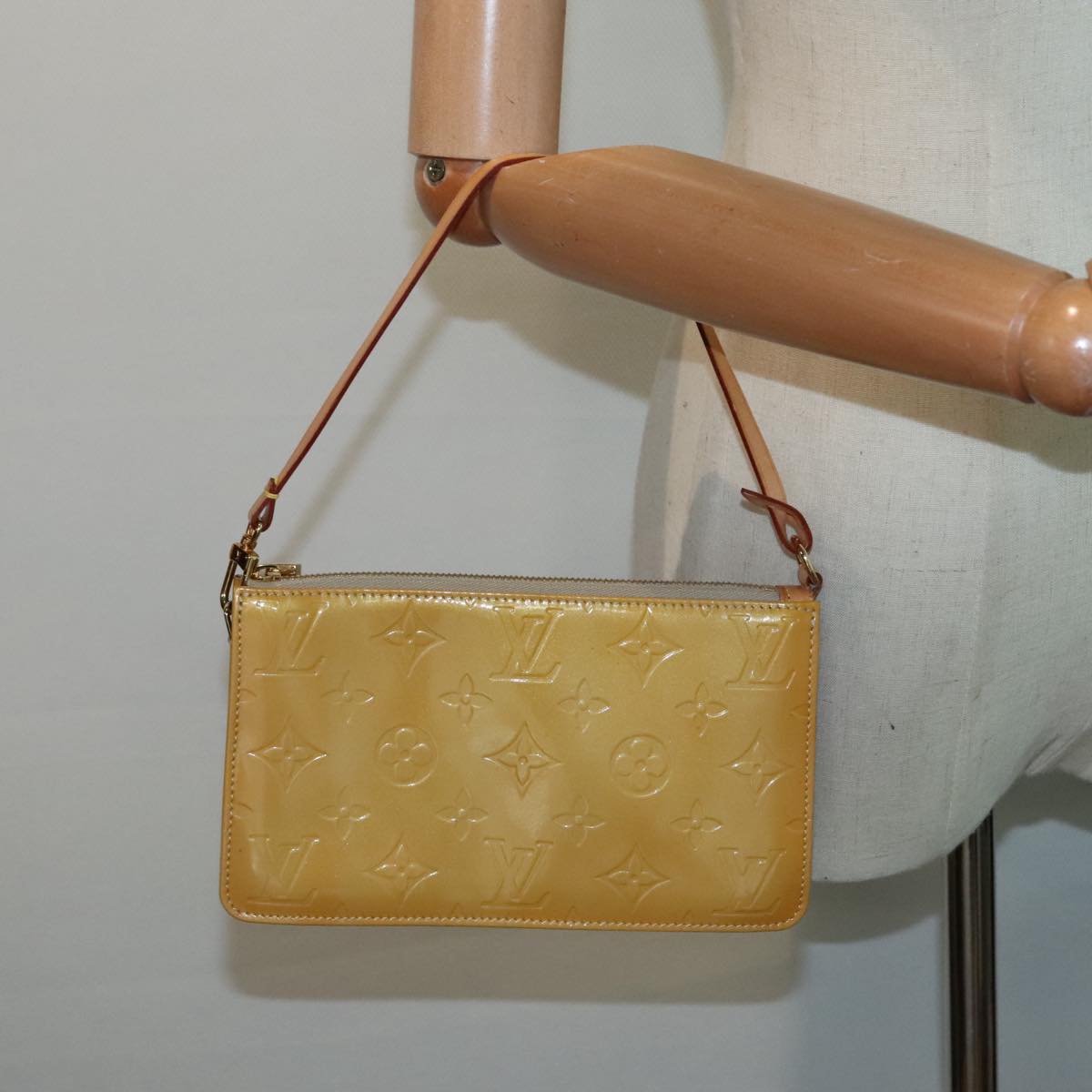 LOUIS VUITTON Monogram Vernis Lexington Pouch Beige M91010 Auth ar12547