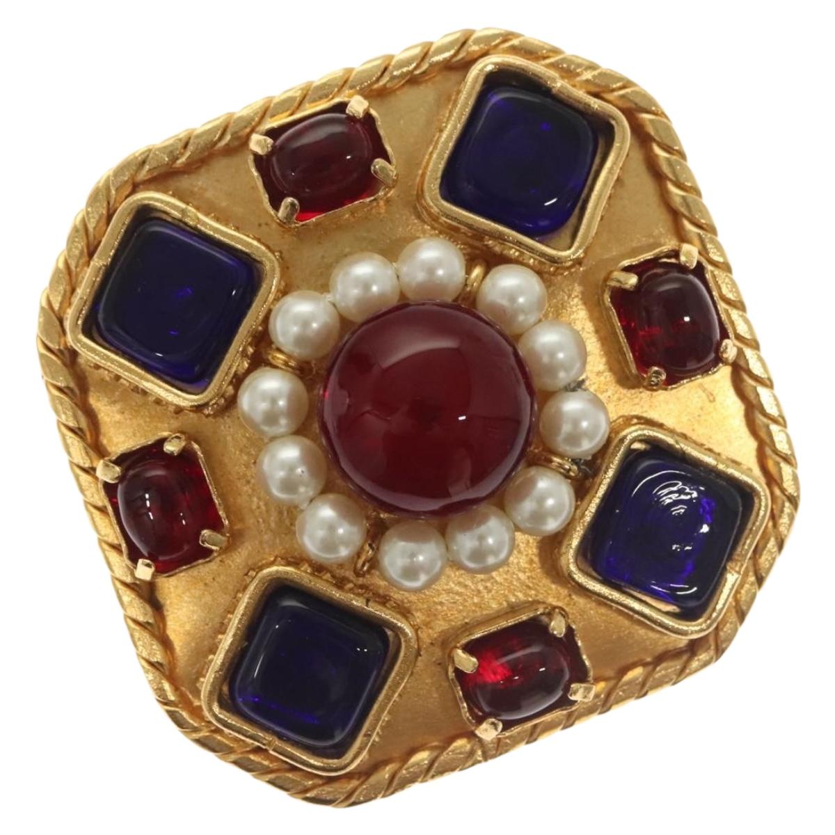 CHANEL Brooch metal Gold CC Auth BA3720