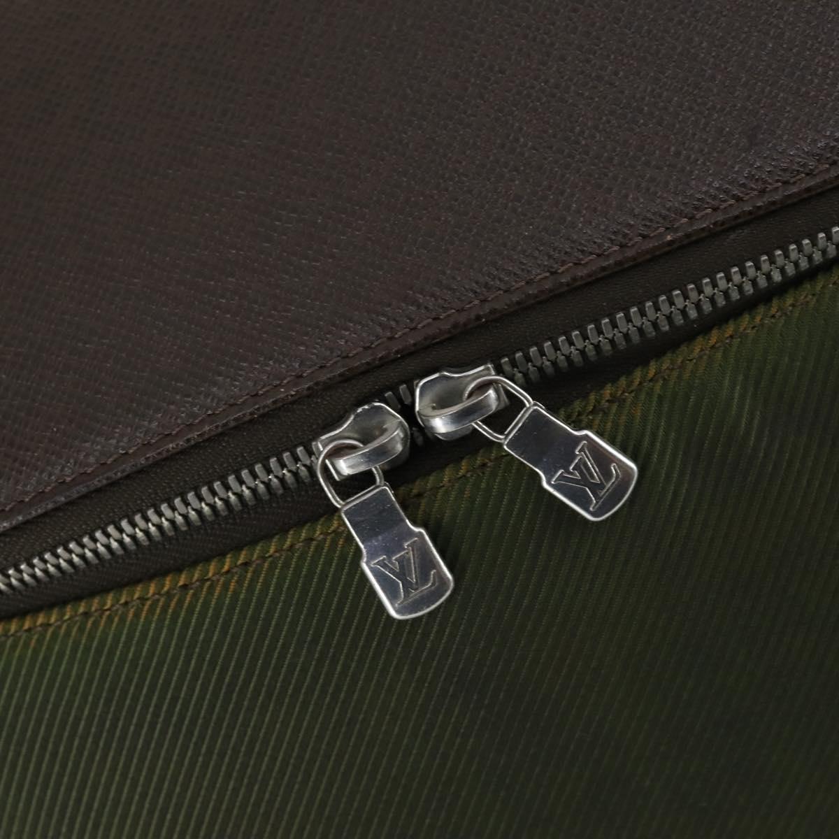 LOUIS VUITTON Taiga Thai Meal Shoulder Bag Khaki M30868 LV Auth BA6419