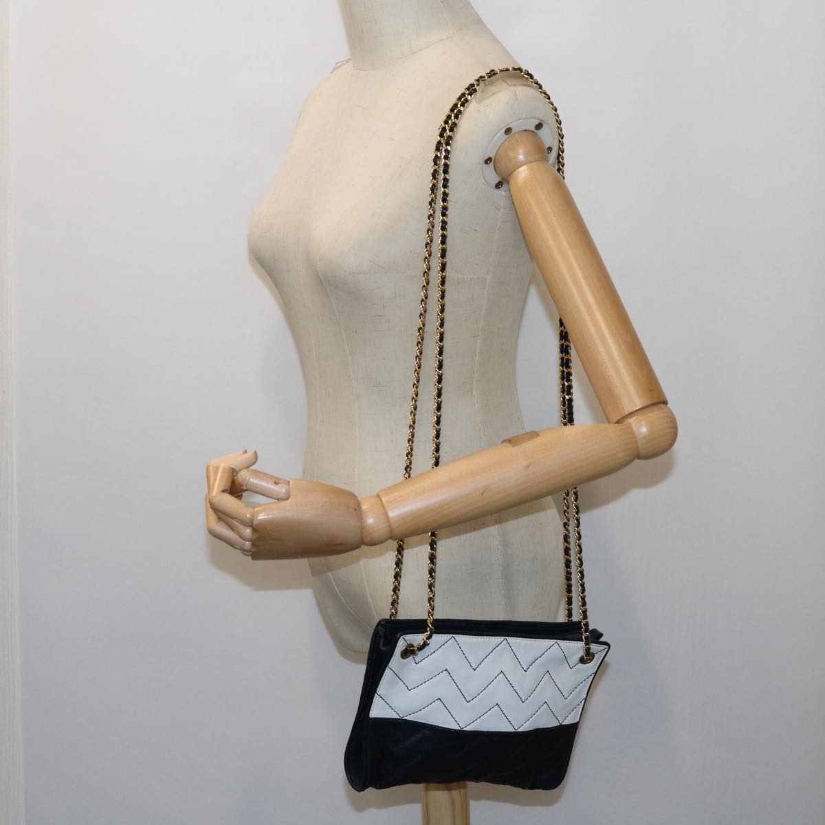 GIVENCHY Chain Shoulder Bag Leather White Navy Auth bs11231